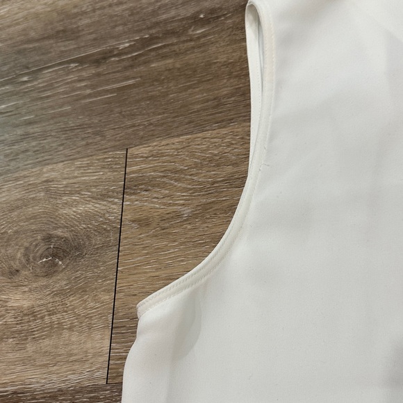 Like New! Babaton White Sleeveless Blouse - Picture 9 of 10